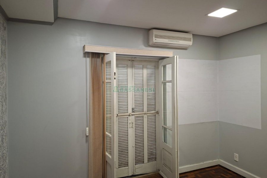 Sala com 55m², no bairro Centro em Caxias do Sul para Alugar ou Comprar