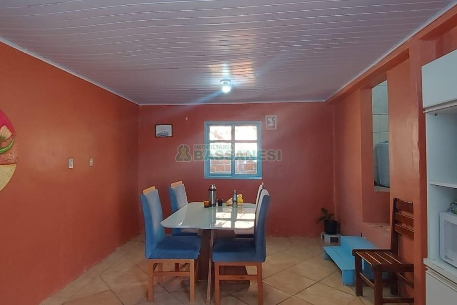 Casa Mobiliada com 65m², 2 dormitórios, 1 vaga, no bairro Cidade Nova em Caxias do Sul para Alugar
