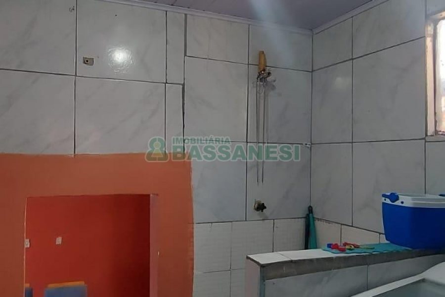 Casa Mobiliada com 65m², 2 dormitórios, 1 vaga, no bairro Cidade Nova em Caxias do Sul para Alugar