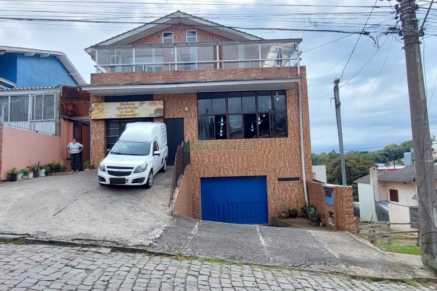 Casa com 229m², 3 dormitórios, 4 vagas, no bairro Santa Lúcia em Caxias do Sul para Comprar
