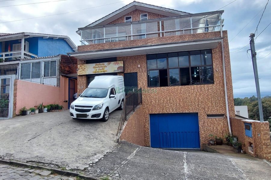 Casa com 229m², 3 dormitórios, 4 vagas, no bairro Santa Lúcia em Caxias do Sul para Comprar