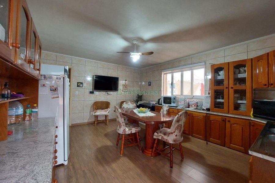 Casa com 229m², 3 dormitórios, 4 vagas, no bairro Santa Lúcia em Caxias do Sul para Comprar