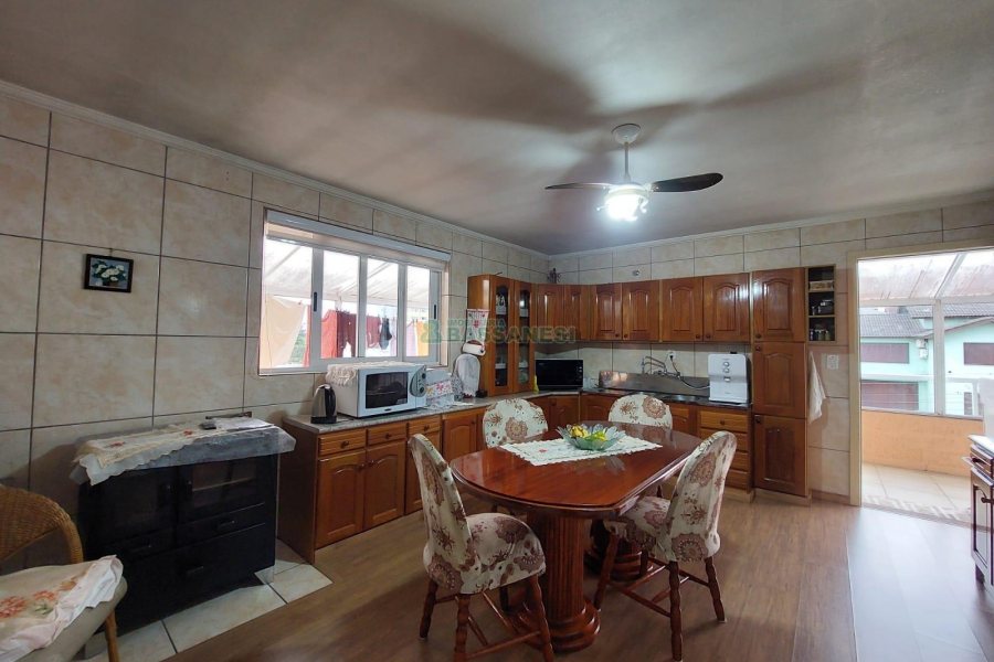 Casa com 229m², 3 dormitórios, 4 vagas, no bairro Santa Lúcia em Caxias do Sul para Comprar
