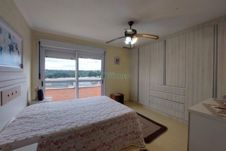 Casa com 229m², 3 dormitórios, 4 vagas, no bairro Santa Lúcia em Caxias do Sul para Comprar