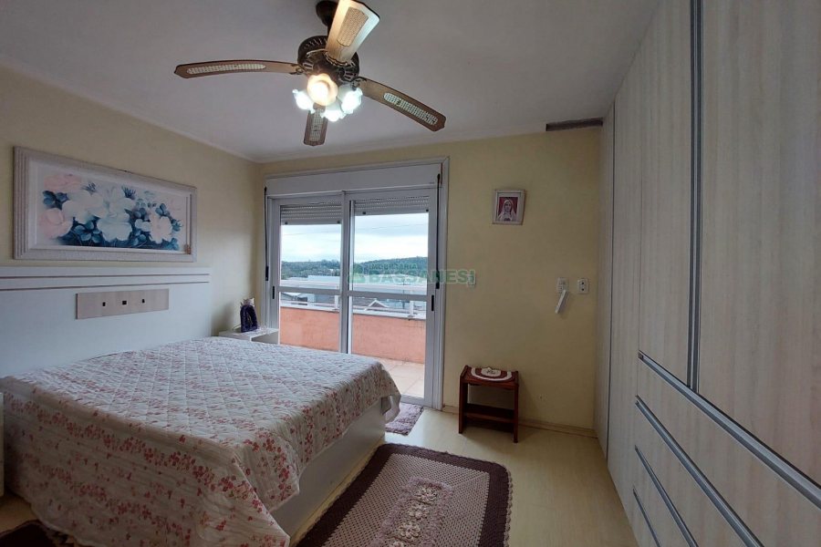 Casa com 229m², 3 dormitórios, 4 vagas, no bairro Santa Lúcia em Caxias do Sul para Comprar