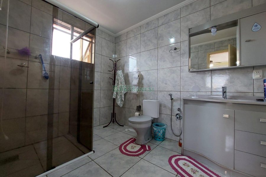 Casa com 229m², 3 dormitórios, 4 vagas, no bairro Santa Lúcia em Caxias do Sul para Comprar