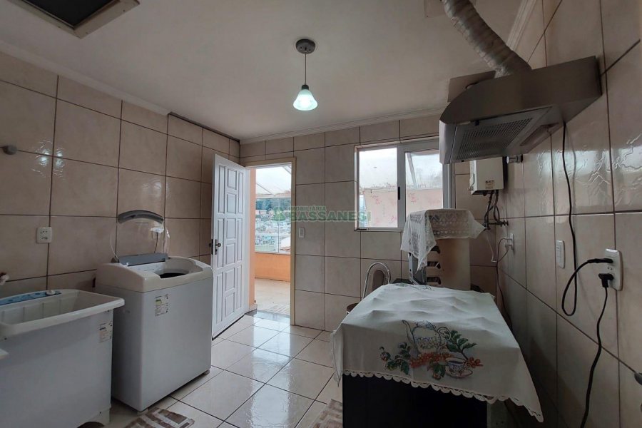 Casa com 229m², 3 dormitórios, 4 vagas, no bairro Santa Lúcia em Caxias do Sul para Comprar