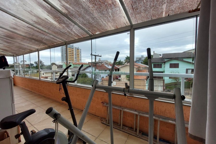 Casa com 229m², 3 dormitórios, 4 vagas, no bairro Santa Lúcia em Caxias do Sul para Comprar