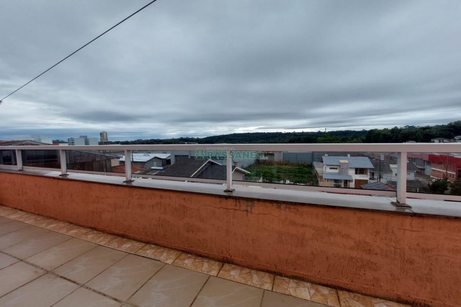 Casa com 229m², 3 dormitórios, 4 vagas, no bairro Santa Lúcia em Caxias do Sul para Comprar