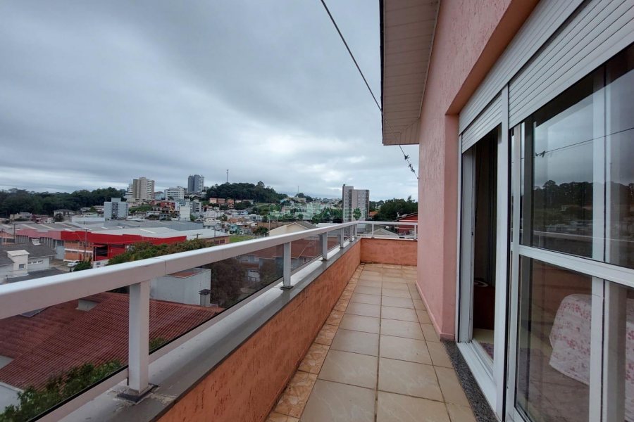 Casa com 229m², 3 dormitórios, 4 vagas, no bairro Santa Lúcia em Caxias do Sul para Comprar