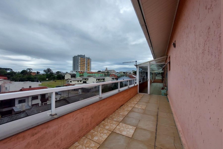 Casa com 229m², 3 dormitórios, 4 vagas, no bairro Santa Lúcia em Caxias do Sul para Comprar