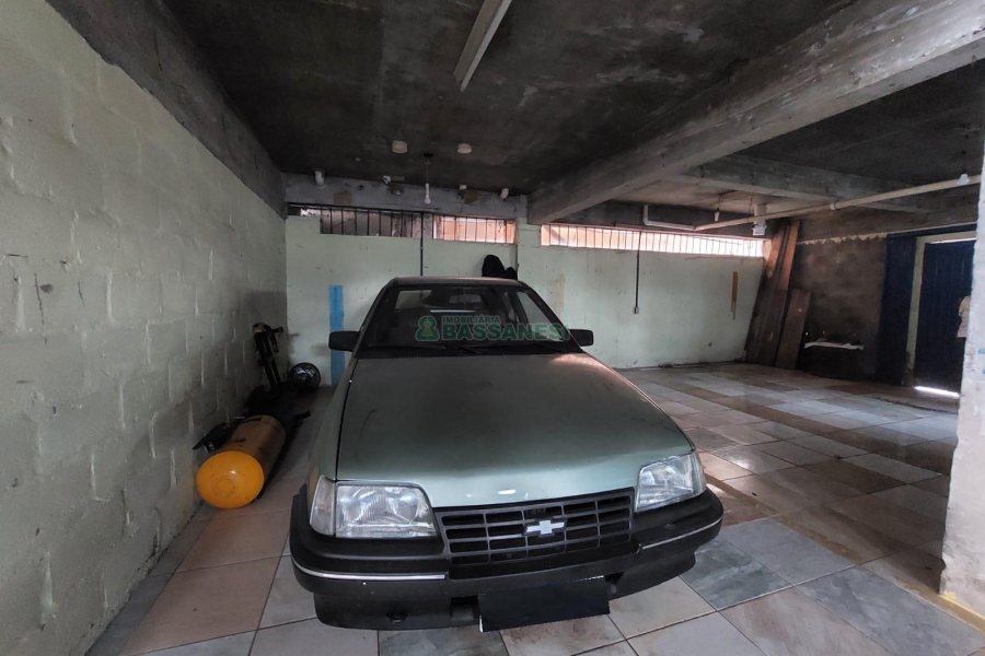 Casa com 229m², 3 dormitórios, 4 vagas, no bairro Santa Lúcia em Caxias do Sul para Comprar
