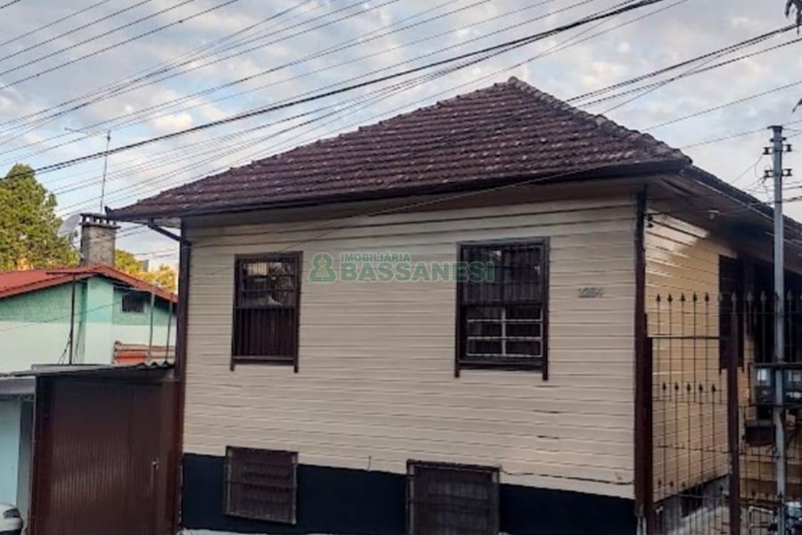 Casa com 260m², 3 dormitórios, 2 vagas, no bairro Kayser em Caxias do Sul para Comprar