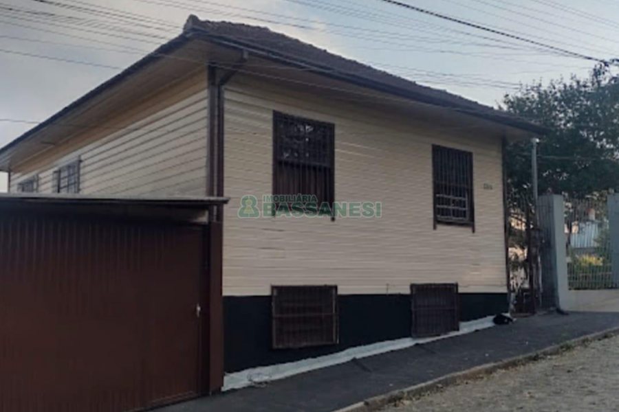 Casa com 260m², 3 dormitórios, 2 vagas, no bairro Kayser em Caxias do Sul para Comprar