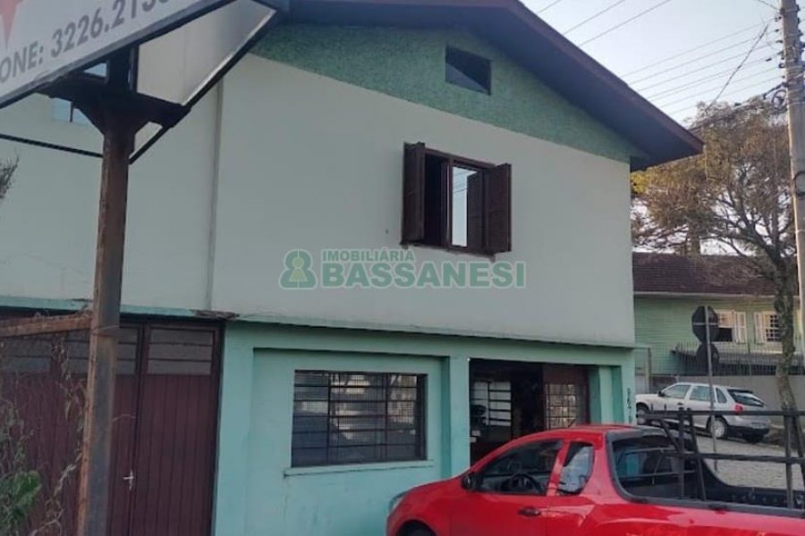 Casa com 260m², 3 dormitórios, 2 vagas, no bairro Kayser em Caxias do Sul para Comprar