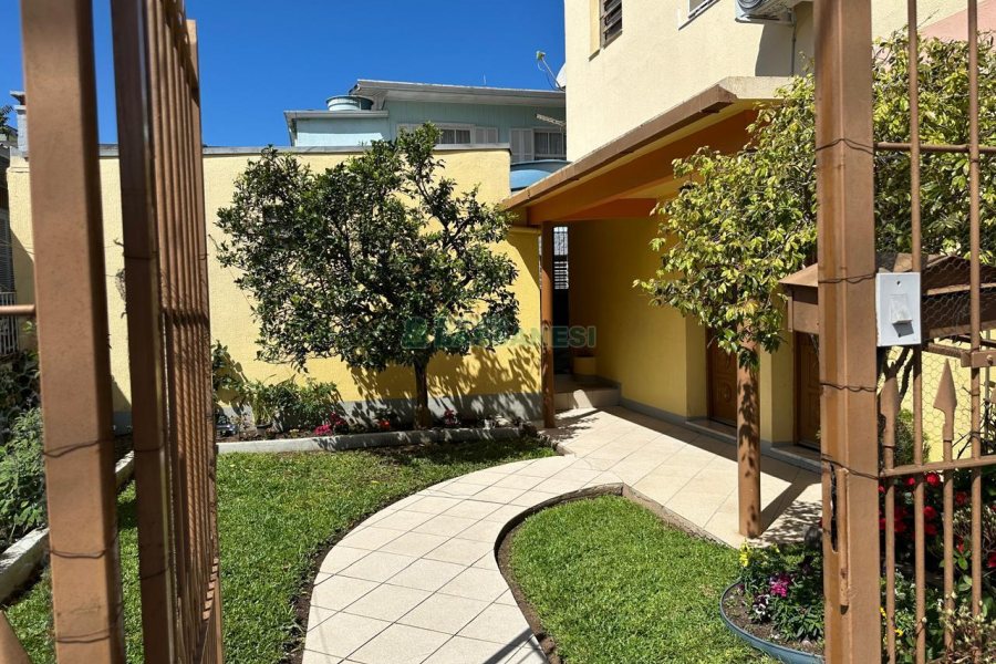 Casa com 203m², 2 dormitórios, 1 vaga, no bairro Nossa Senhora de Lourdes em Caxias do Sul para Comprar