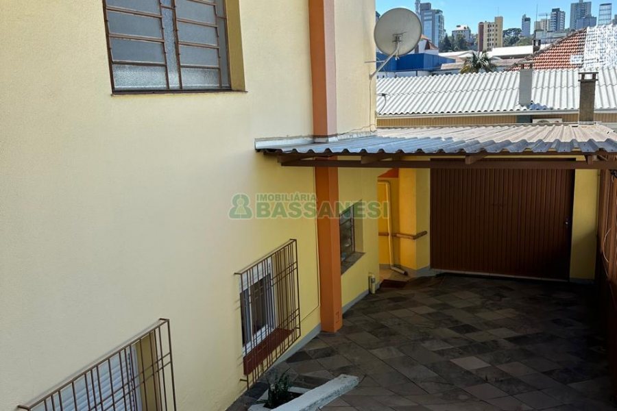 Casa com 203m², 2 dormitórios, 1 vaga, no bairro Nossa Senhora de Lourdes em Caxias do Sul para Comprar