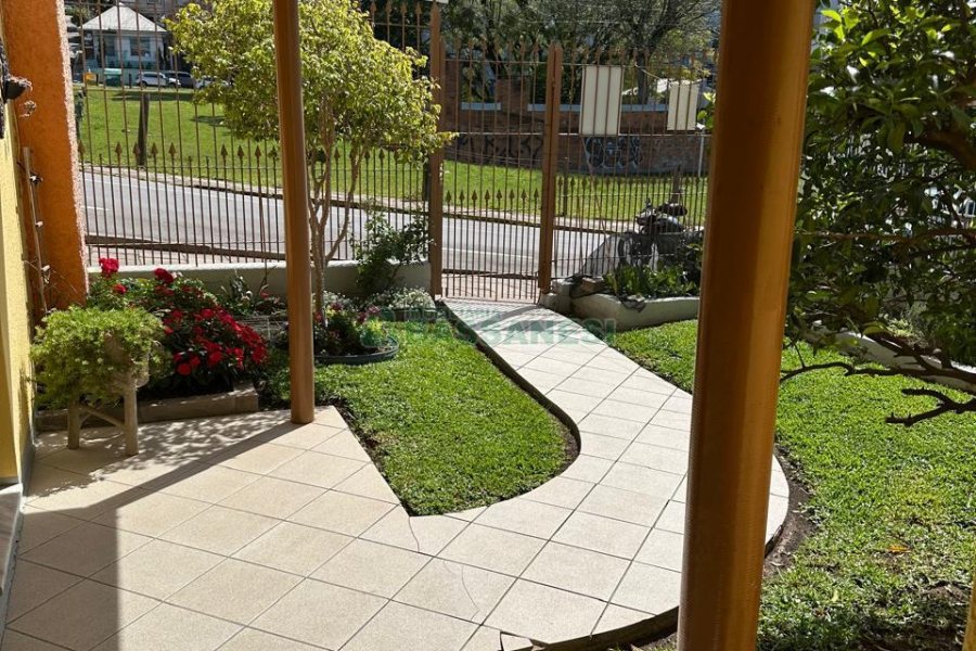 Casa com 203m², 2 dormitórios, 1 vaga, no bairro Nossa Senhora de Lourdes em Caxias do Sul para Comprar