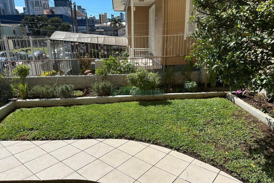 Casa com 203m², 2 dormitórios, 1 vaga, no bairro Nossa Senhora de Lourdes em Caxias do Sul para Comprar