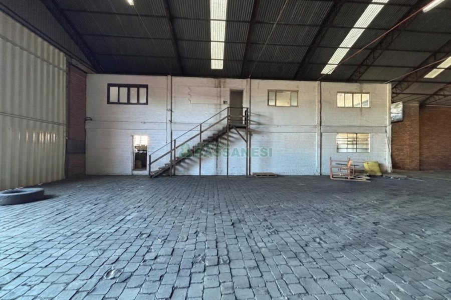Pavilhão com 1400m², no bairro São José em Caxias do Sul para Alugar