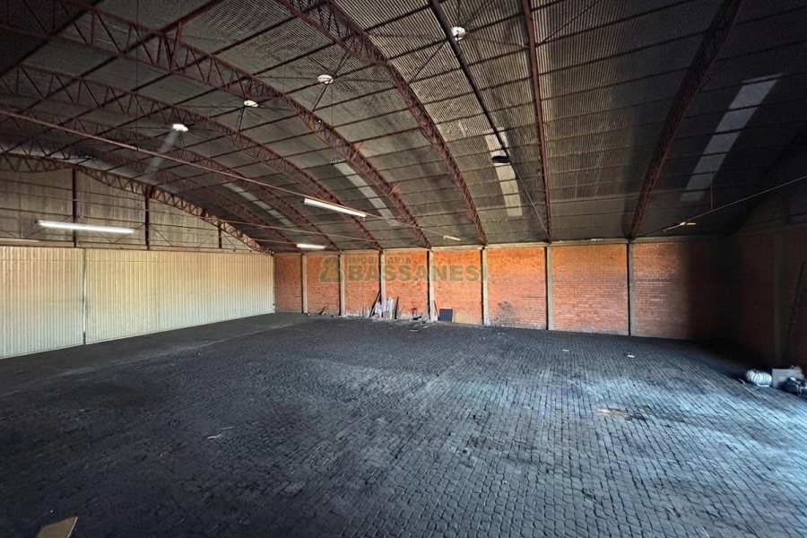 Pavilhão com 1400m², no bairro São José em Caxias do Sul para Alugar