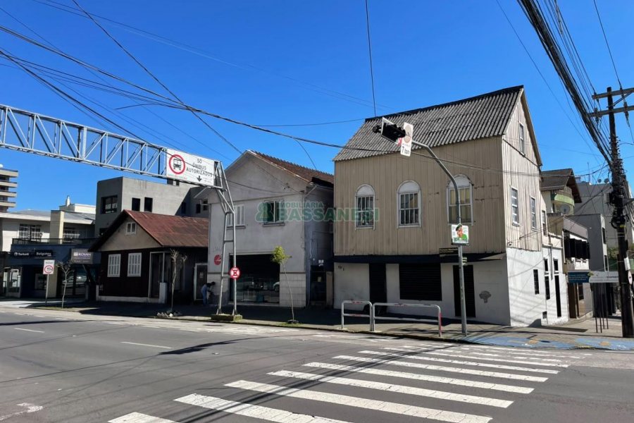 Casa, 6 dormitórios, 1 vaga, no bairro Nossa Senhora de Lourdes em Caxias do Sul para Comprar