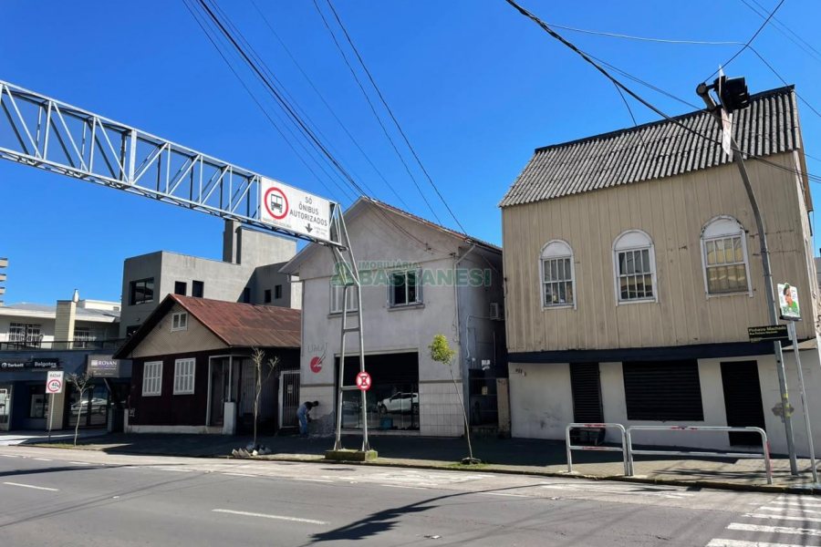 Casa, 6 dormitórios, 1 vaga, no bairro Nossa Senhora de Lourdes em Caxias do Sul para Comprar