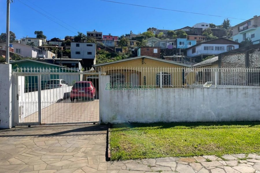Casa com 100m², 3 dormitórios, 2 vagas, no bairro Presidente Vargas em Caxias do Sul para Comprar