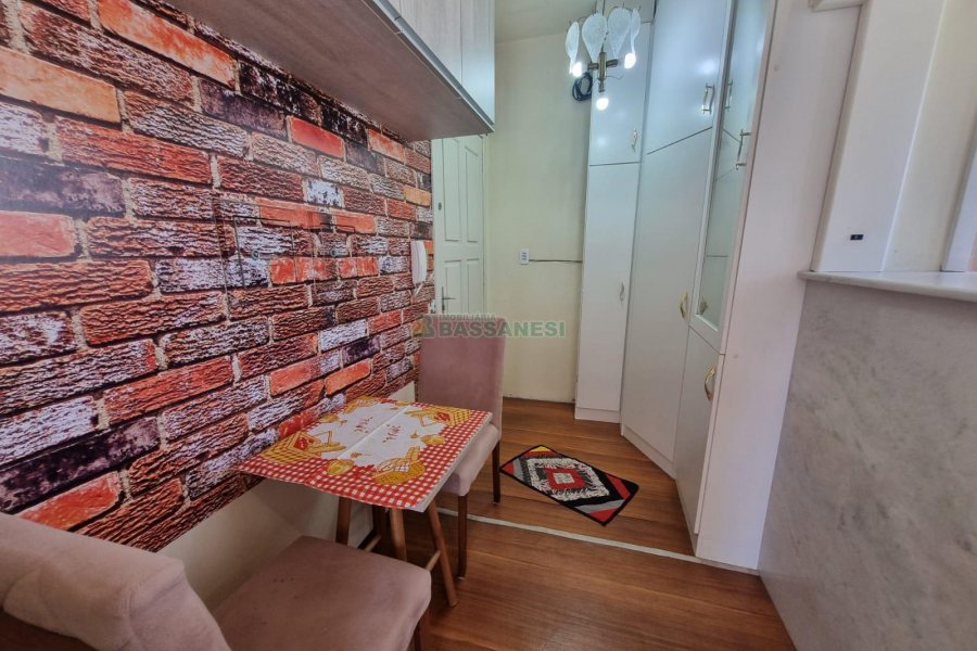 Kitinete Mobiliado com 24m², 1 dormitório, no bairro Centro em Caxias do Sul para Alugar