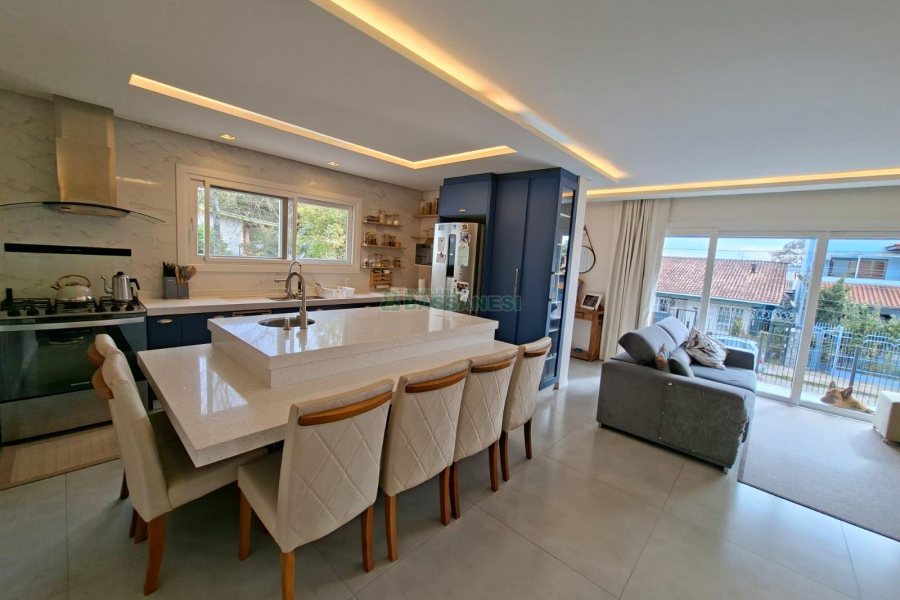 Casa com 266m², 3 dormitórios, 2 vagas, no bairro Esplanada em Caxias do Sul para Alugar
