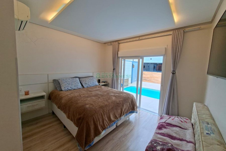 Casa com 266m², 3 dormitórios, 2 vagas, no bairro Esplanada em Caxias do Sul para Alugar
