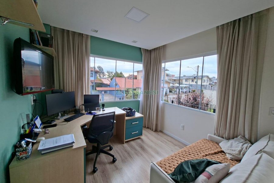 Casa com 266m², 3 dormitórios, 2 vagas, no bairro Esplanada em Caxias do Sul para Alugar