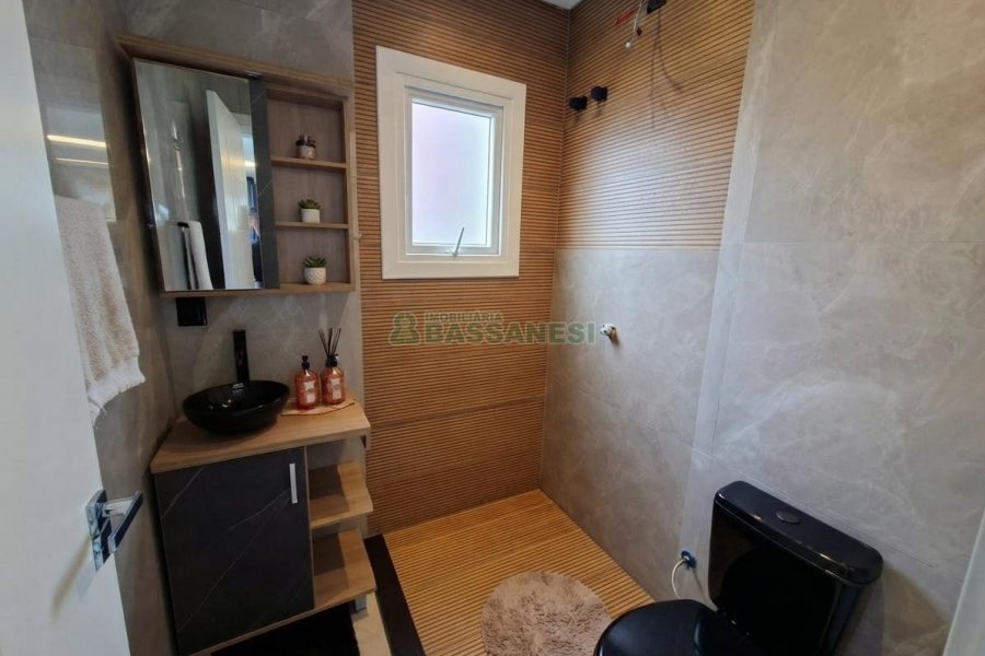 Casa com 266m², 3 dormitórios, 2 vagas, no bairro Esplanada em Caxias do Sul para Alugar