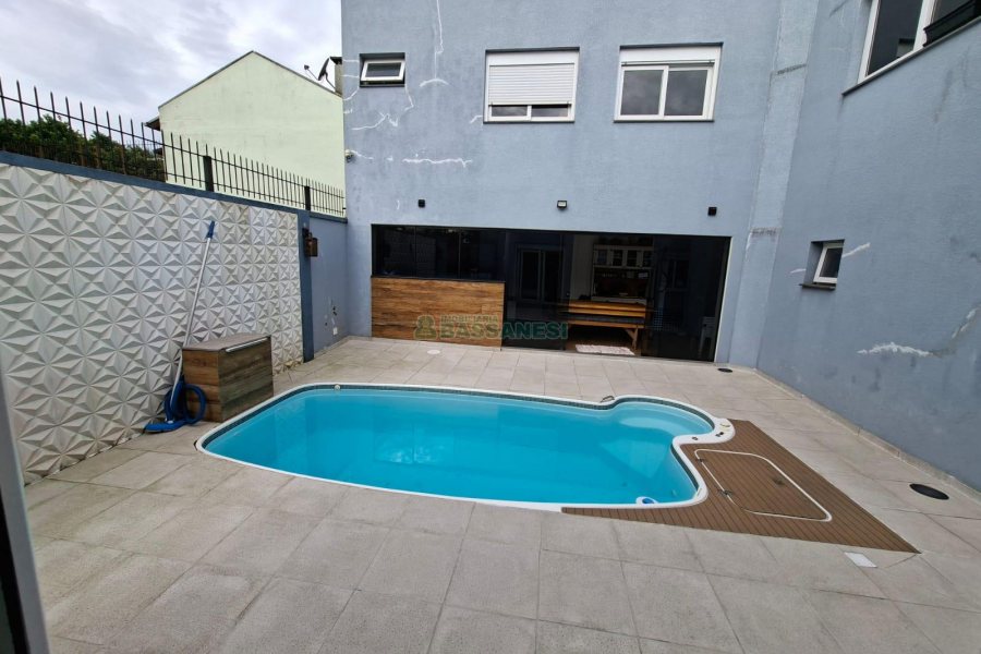 Casa com 266m², 3 dormitórios, 2 vagas, no bairro Esplanada em Caxias do Sul para Alugar