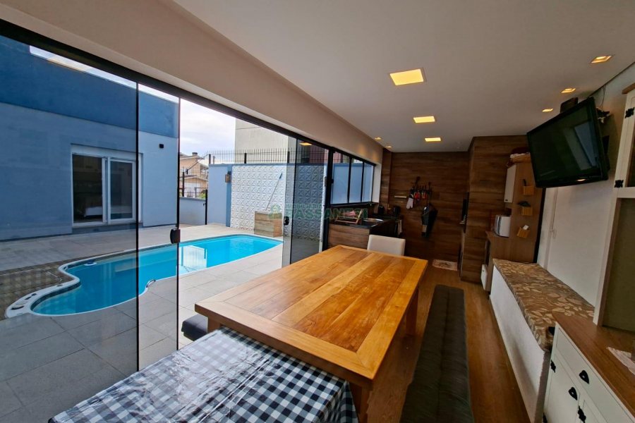 Casa com 266m², 3 dormitórios, 2 vagas, no bairro Esplanada em Caxias do Sul para Alugar