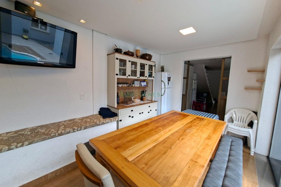 Casa com 266m², 3 dormitórios, 2 vagas, no bairro Esplanada em Caxias do Sul para Alugar