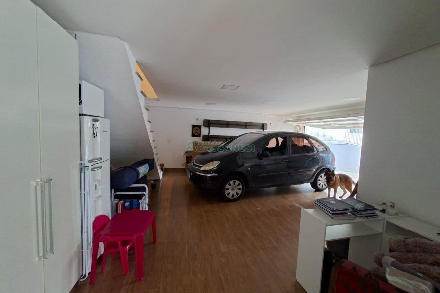 Casa com 266m², 3 dormitórios, 2 vagas, no bairro Esplanada em Caxias do Sul para Alugar