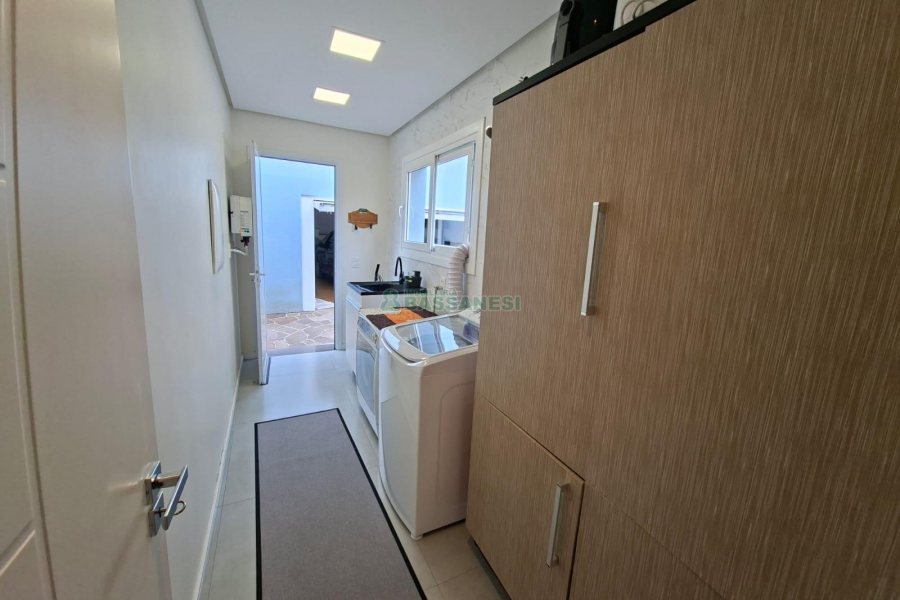 Casa com 266m², 3 dormitórios, 2 vagas, no bairro Esplanada em Caxias do Sul para Alugar