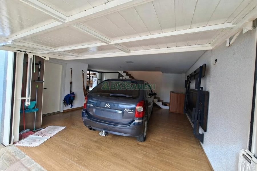 Casa com 266m², 3 dormitórios, 2 vagas, no bairro Esplanada em Caxias do Sul para Alugar