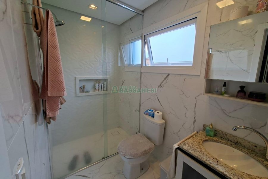 Casa com 266m², 3 dormitórios, 2 vagas, no bairro Esplanada em Caxias do Sul para Alugar