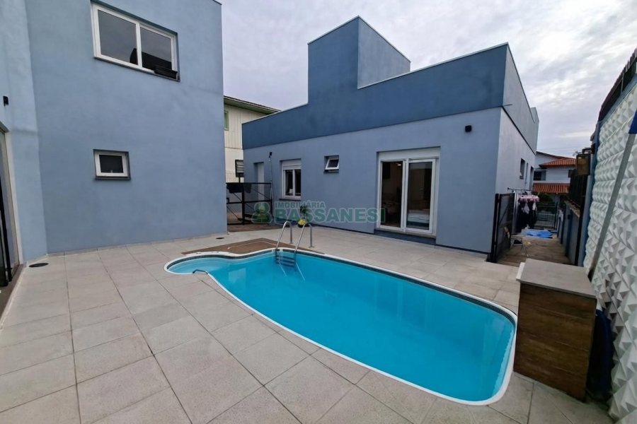 Casa com 266m², 3 dormitórios, 2 vagas, no bairro Esplanada em Caxias do Sul para Alugar