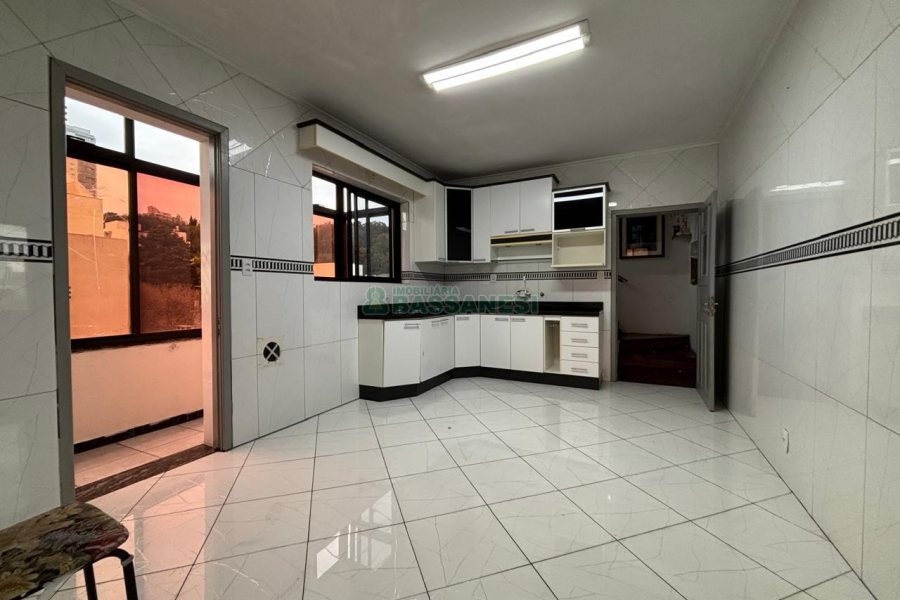 Apartamento com 110m², 3 dormitórios, no bairro Centro em Caxias do Sul para Alugar