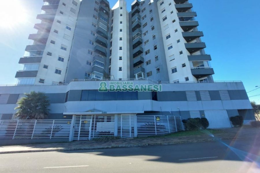 Apto Mobiliado com 102m², 3 dormitórios, 2 vagas, no bairro Cinqüentenário em Caxias do Sul para Alugar