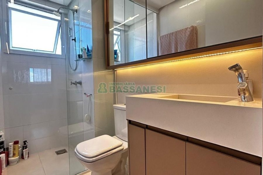 Apto Mobiliado com 102m², 3 dormitórios, 2 vagas, no bairro Cinqüentenário em Caxias do Sul para Alugar