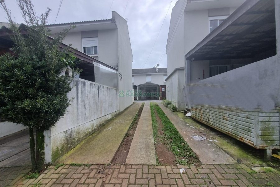 Sobrado com 60m², 2 dormitórios, 2 vagas, no bairro Desvio Rizzo em Caxias do Sul para Alugar