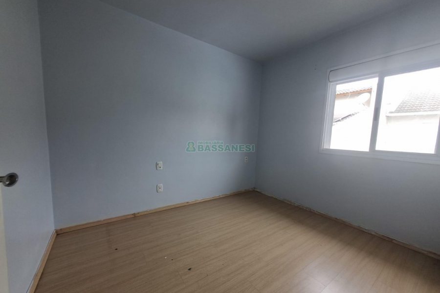 Sobrado com 60m², 2 dormitórios, 2 vagas, no bairro Desvio Rizzo em Caxias do Sul para Alugar
