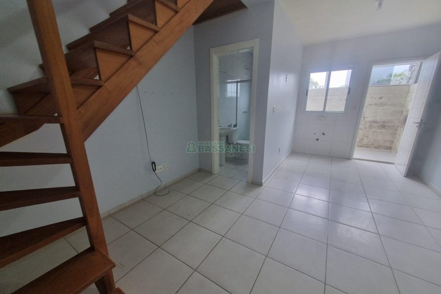 Sobrado com 60m², 2 dormitórios, 2 vagas, no bairro Desvio Rizzo em Caxias do Sul para Alugar