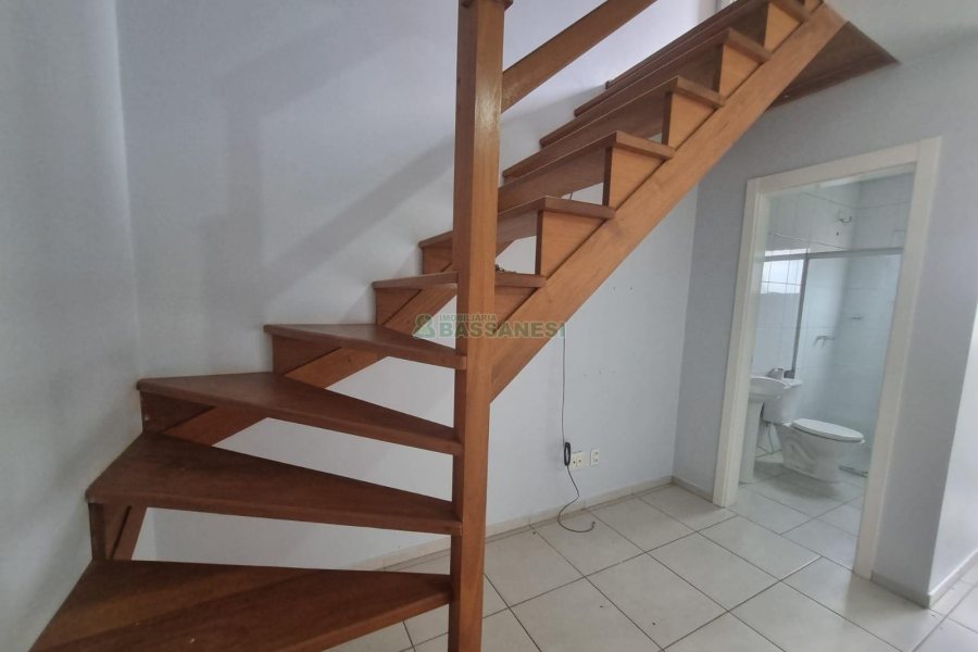 Sobrado com 60m², 2 dormitórios, 2 vagas, no bairro Desvio Rizzo em Caxias do Sul para Alugar