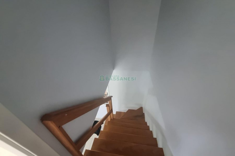 Sobrado com 60m², 2 dormitórios, 2 vagas, no bairro Desvio Rizzo em Caxias do Sul para Alugar