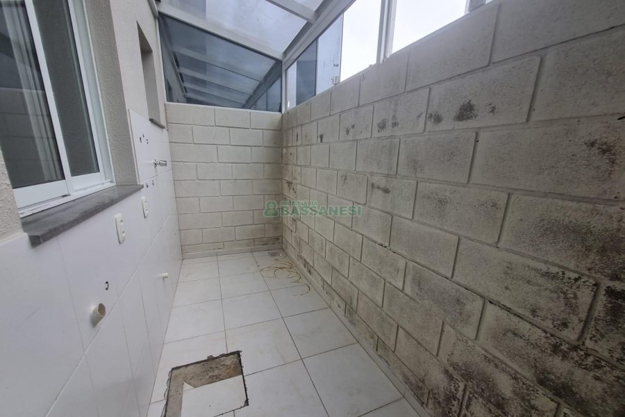 Sobrado com 60m², 2 dormitórios, 2 vagas, no bairro Desvio Rizzo em Caxias do Sul para Alugar